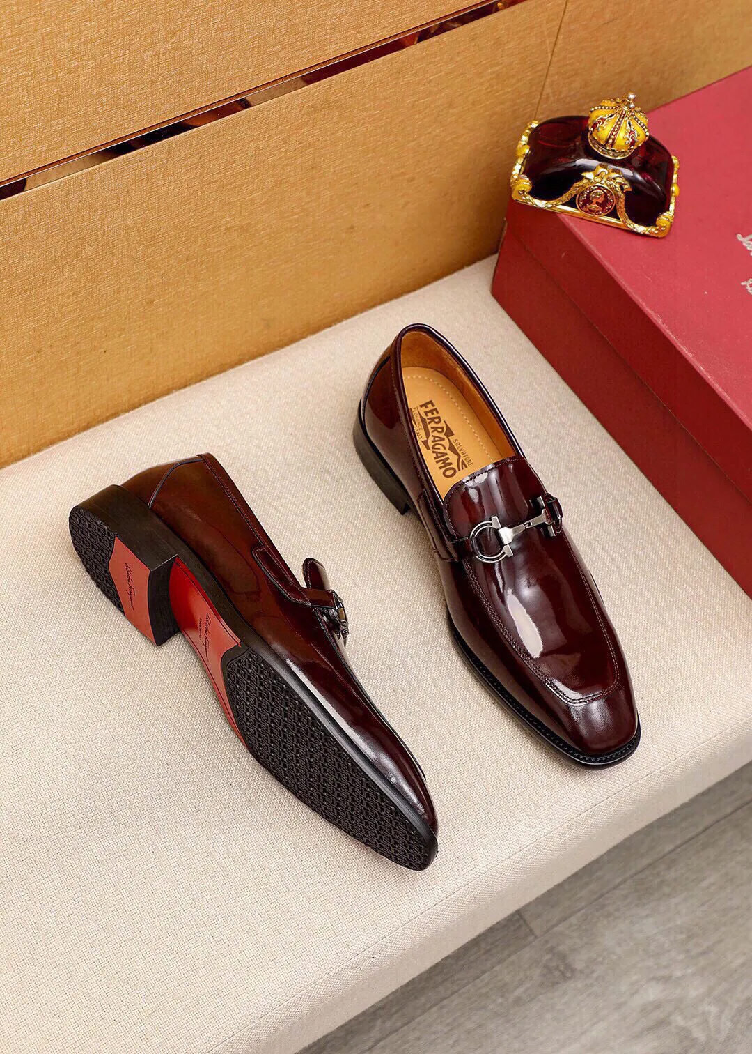 Men's shoes 💰460 💐 Product trademark: Ferragamo "Ferragamo" casual leather shoes Regular size: 38-44 (45🉑️customized) Product materials: Selected imported first-layer open-edge beaded cowhide upper + luxury hardware buckle, imported water-dyed cowhide leather lining. Strong three-dimensional visual effect, original outsole color: 2 colors available